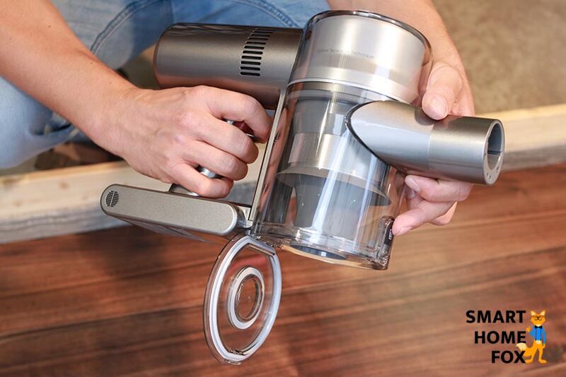 Emptying the Dreame V11